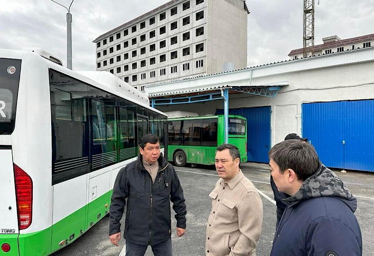  Садыр Жапаров внепланово посетил сервисный центр по ремонту муниципальных автобусов Бишкека
