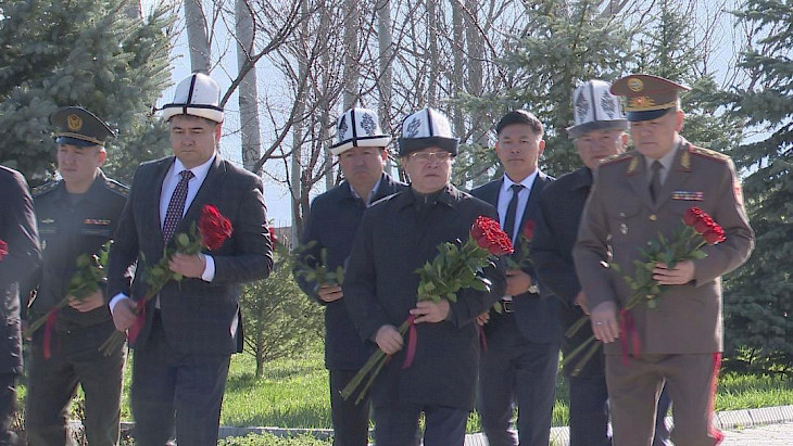  Госсекретарь почтил память погибших в апрельских событиях