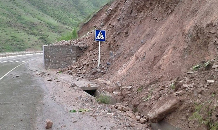  На автодороге Бишкек – Ош произошел камнепад, проезд в одну полосу