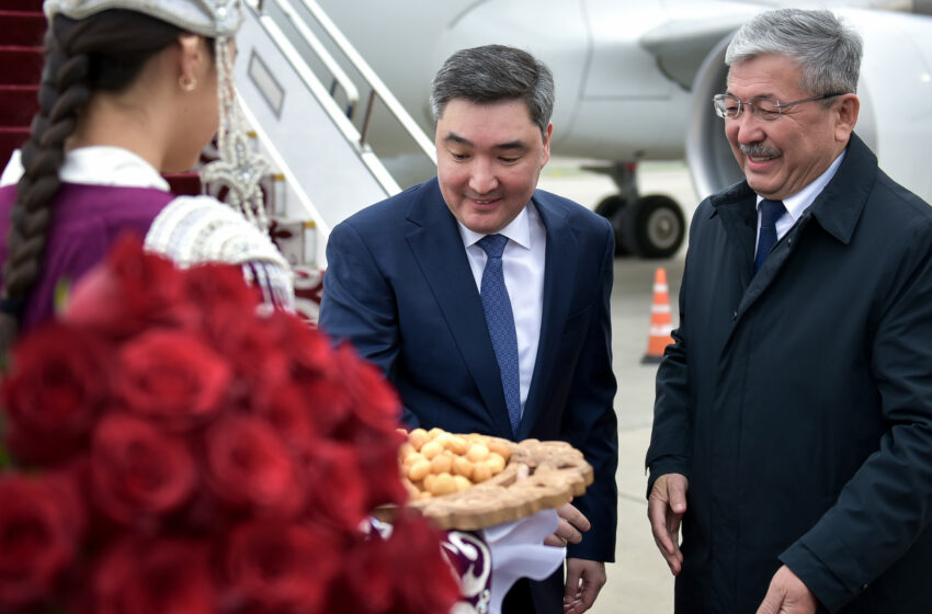  В Кыргызстан с рабочим визитом прибыл премьер-министр Казахстана Олжас Бектенов 