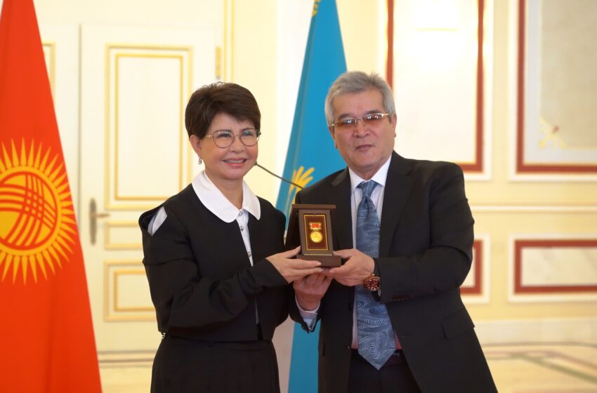  Госсекретарь Суйунбек Касмамбетов вручил государственные награды деятелям культуры Казахстана