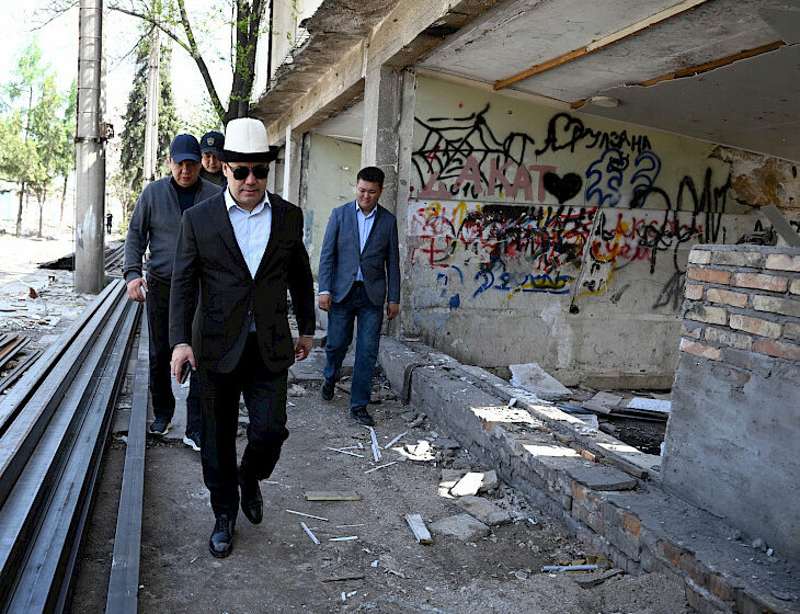  Президент проверил, как строят новый стадион и малую футбольную арену в Бишкеке