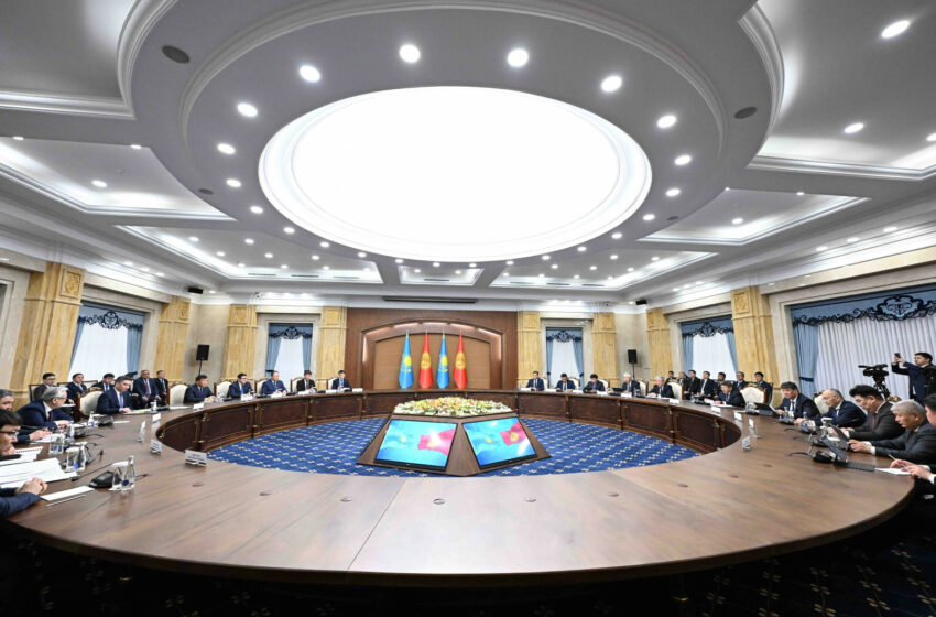  Главы правительств КР и РК обсудили предстоящий визит Садыра Жапарова в Казахстан