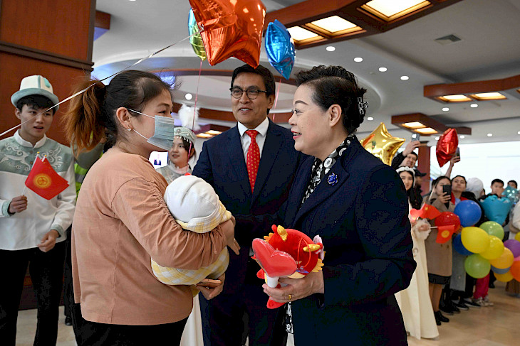  Бишкекте Кытайда жүрөгүнө операция жасалган балдарды салтанаттуу тосуп алышты