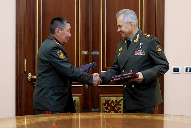  Кыргызстан менен Россиянын коргоо министрлери эки келишимге кол коюшту