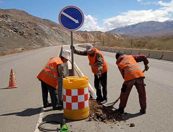  На автодороге Бишкек – Торугарт установили дорожные знаки