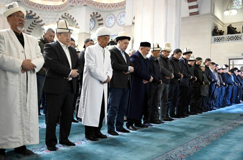  Садыр Жапаров принял участие в праздничном айт-намазе в мечети имени имама Сарахси в Бишкеке
