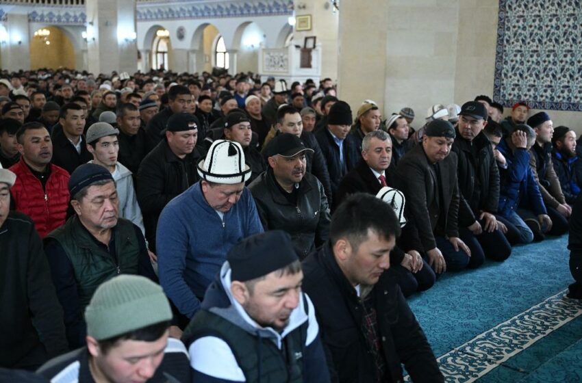  Торага Жогорку Кенеша Нурланбек Шакиев принял участие в праздничном айт намазе в мечети им. Сатуха Борахана