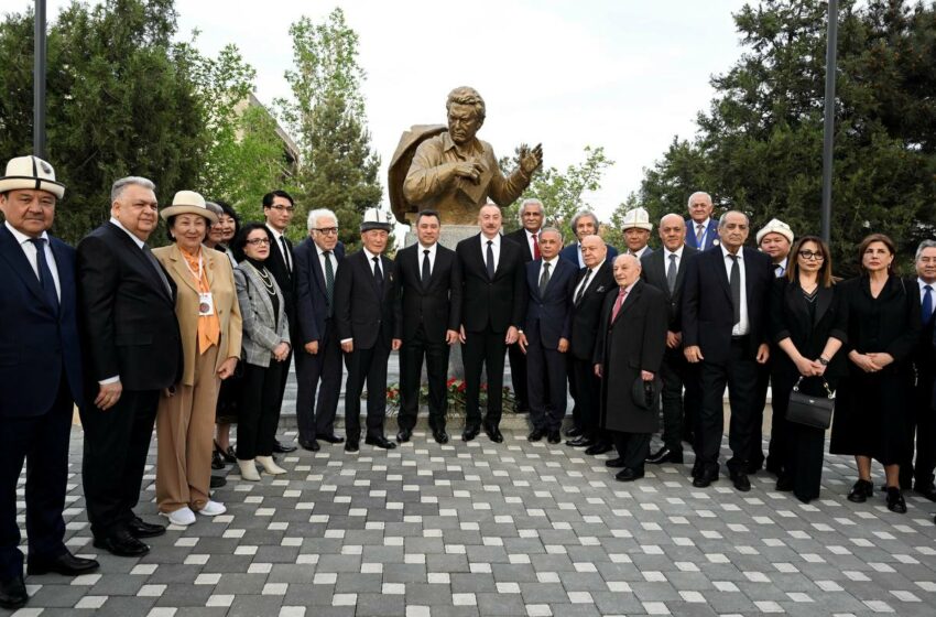  В Баку состоялось торжественное открытие памятника Чынгызу Айтматову