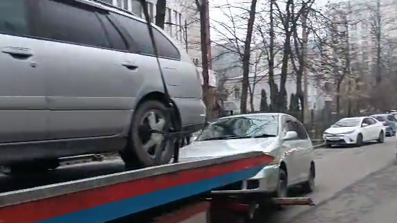  Борьба с неправильной парковкой: В Бишкеке 64 автомобиля доставлены на штрафстоянку