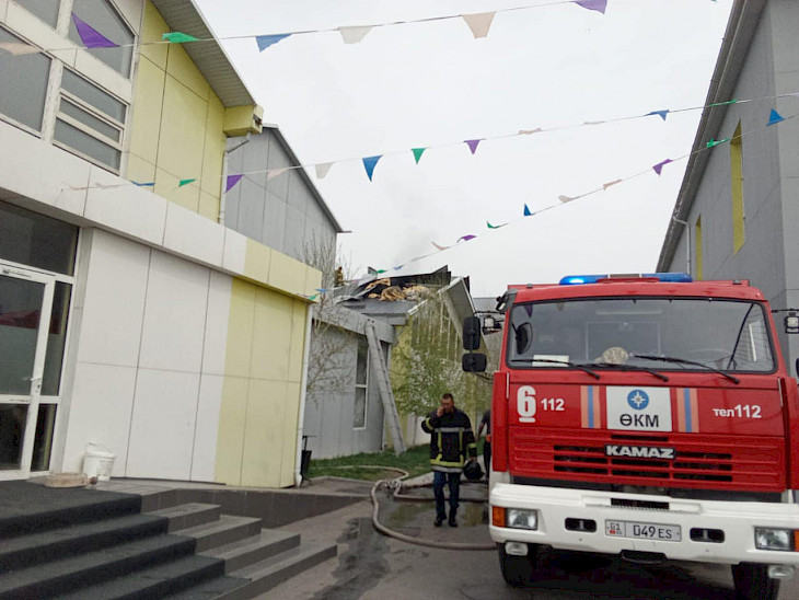  Бишкекте мектеп-интернаттан өрт чыгып, 600дөй адам эвакуацияланды