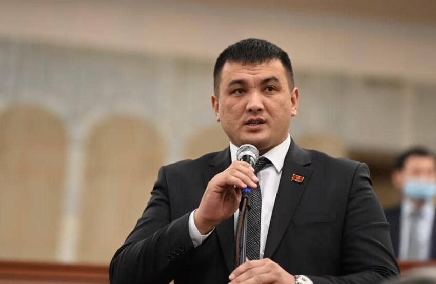  Депутат ЖК Максатбек Сарбагышев сдал мандат