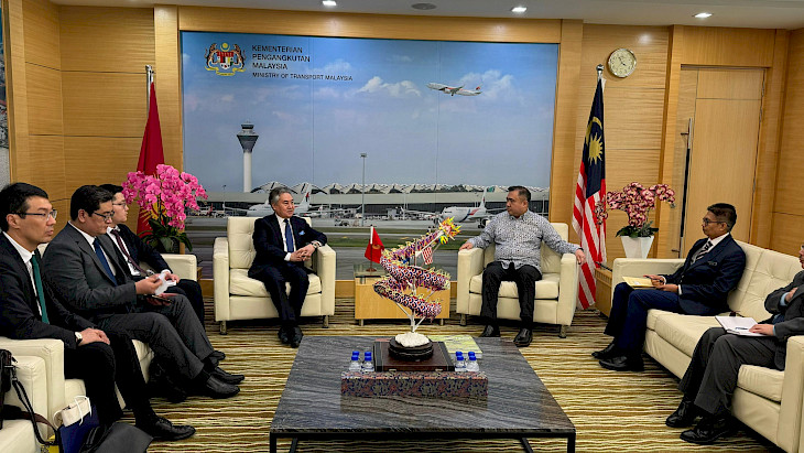  Жээнбек Кулубаев встретился с министром транспорта Малайзии