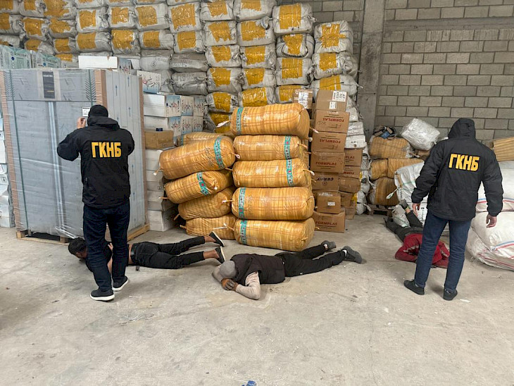  ГКНБ: На одном из складов Бишкека обнаружено более 4 тонн маковой соломы