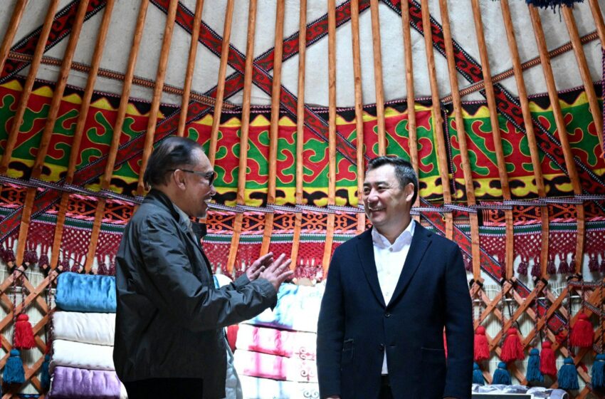  Садыр Жапаров жана Малайзиянын премьер-министри Анвар Ибрагим “Ала-Арча” жаратылыш паркындагы этномаданий программа менен таанышты