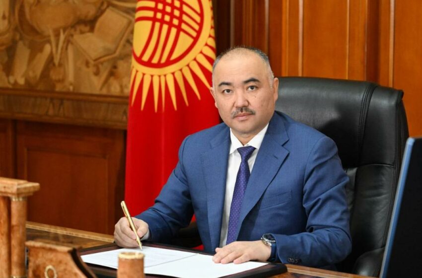  Торага Жогорку Кенеша Нурланбек Шакиев поздравил кыргызстанцев с Днем Конституции