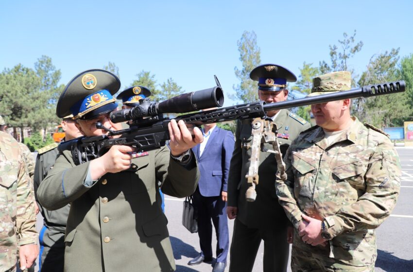 Глава ГКНБ ознакомился с новыми образцами вооружения и техники службы спецназначения