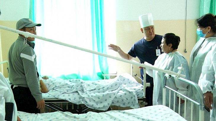  Депутаты ЖК навестили в больнице детей, пострадавших в Сузаке