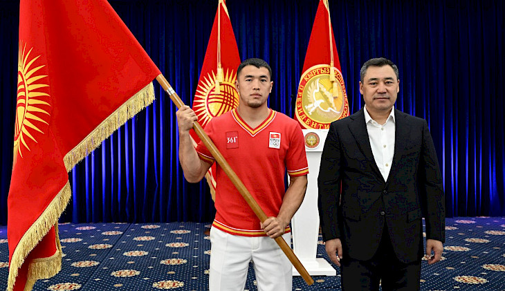  Президент Олимпиада оюндарына катыша турган Кыргызстандын командасына тууну тапшырды