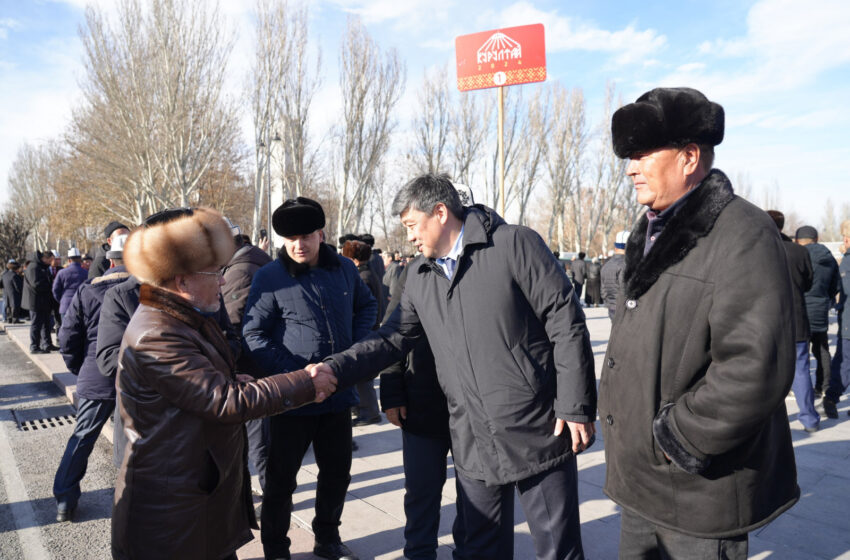  Бакыт Төрөбаев мамлекетте өндүрүлгөн продукциялардын жана атайын техникалардын көргөзмөсүнө III Элдик Курултайдын делегаттары менен биргеликте катышты