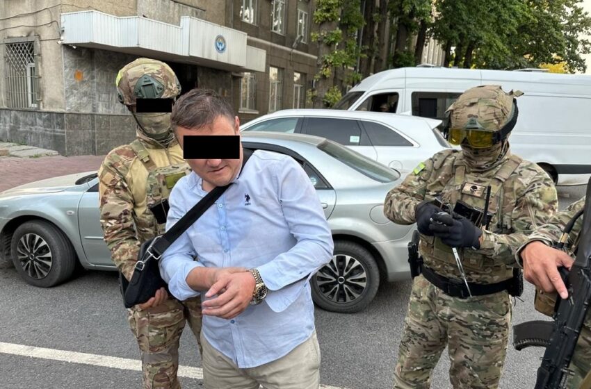  Чет элдик жарандан акча талап кылган милиция кызматкери кармалды