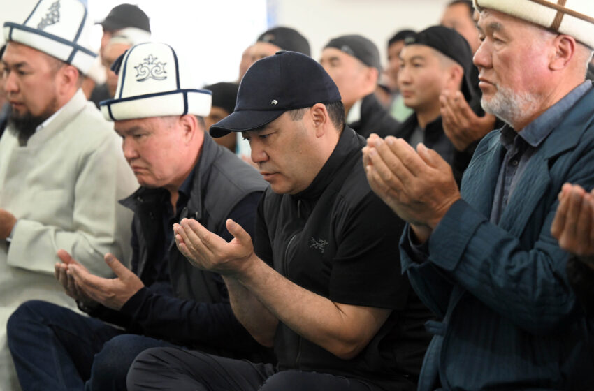  Президент айт намазды Чолпон-Ата шаарындагы борбордук мечитте окуду