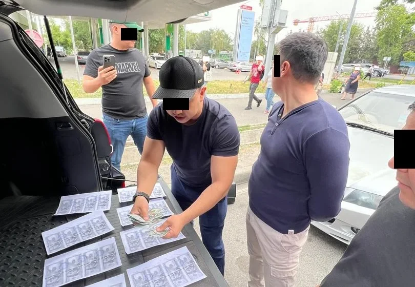  Бишкекте жабырлануучуну опузалап, 4 миң доллар алган укук коргоочулар кармалды