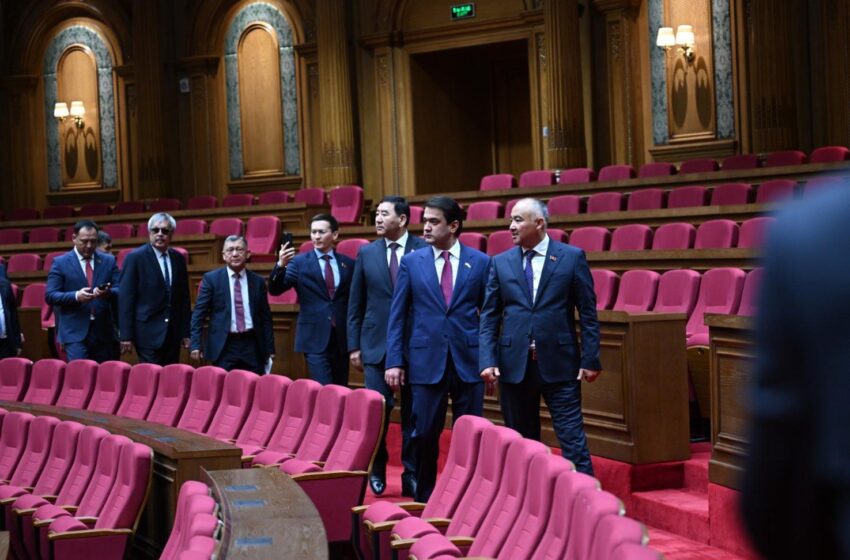  Торага Нурланбек Тургунбек уулу ознакомился с деятельностью парламента Таджикистана