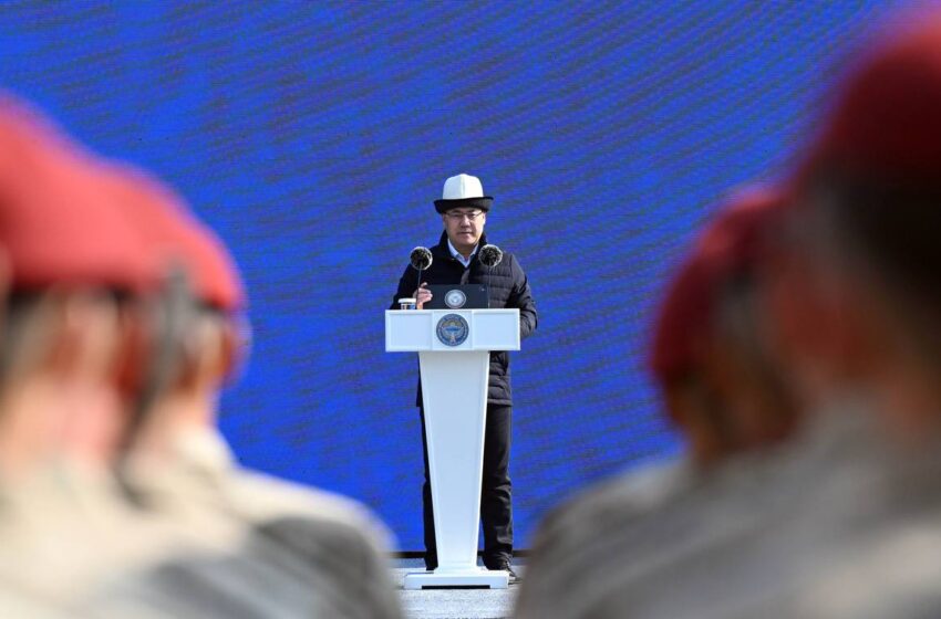  Президент Ош шаарындагы жаңы флагштокко мамлекеттик тууну көтөрүү аземине катышты