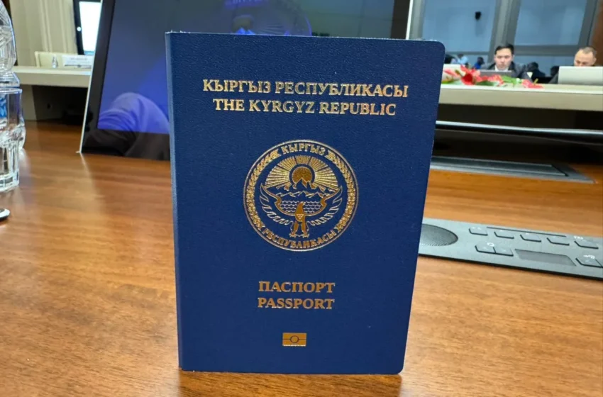  Эки кыргызстандык биринчилерден болуп жаңы үлгүдөгү паспорт алышты