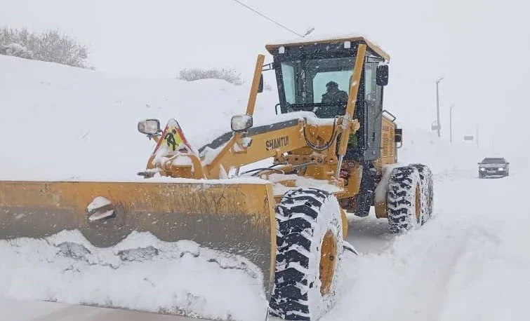  В связи с резким изменением погодных условий дорожные службы работают в круглосуточном режиме