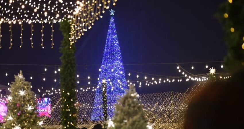  Бишкекте өлкөнүн башкы жаңы жылдык балатысынын оту жанды