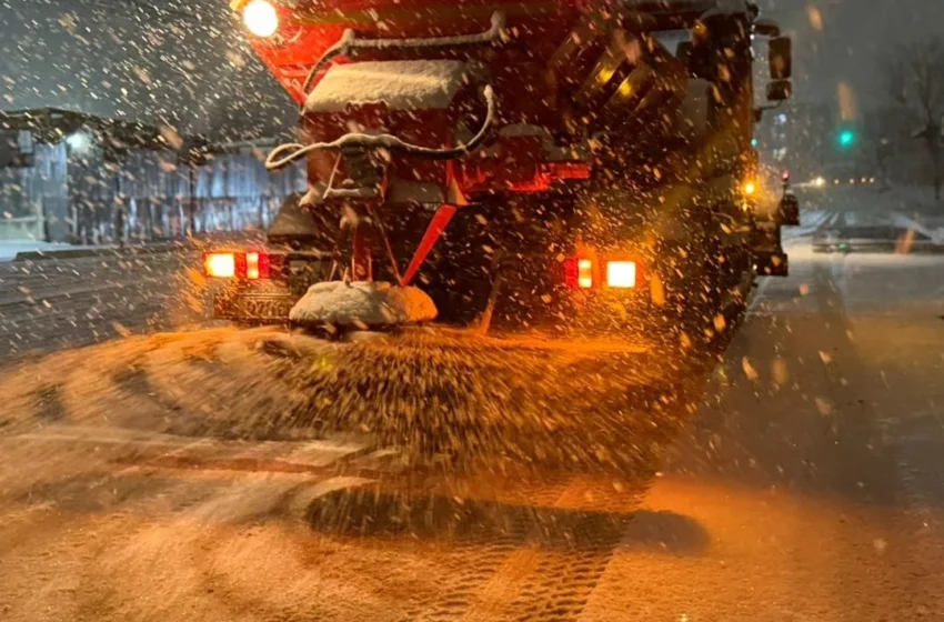  Из-за снегопада в Бишкеке усиленно работает «Тазалык»