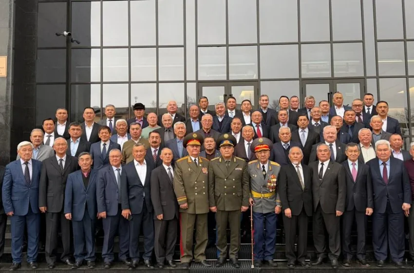  Камчыбек Ташиев 60 генерал менен жолугуп, президенттин атынан сыйлык тапшырды