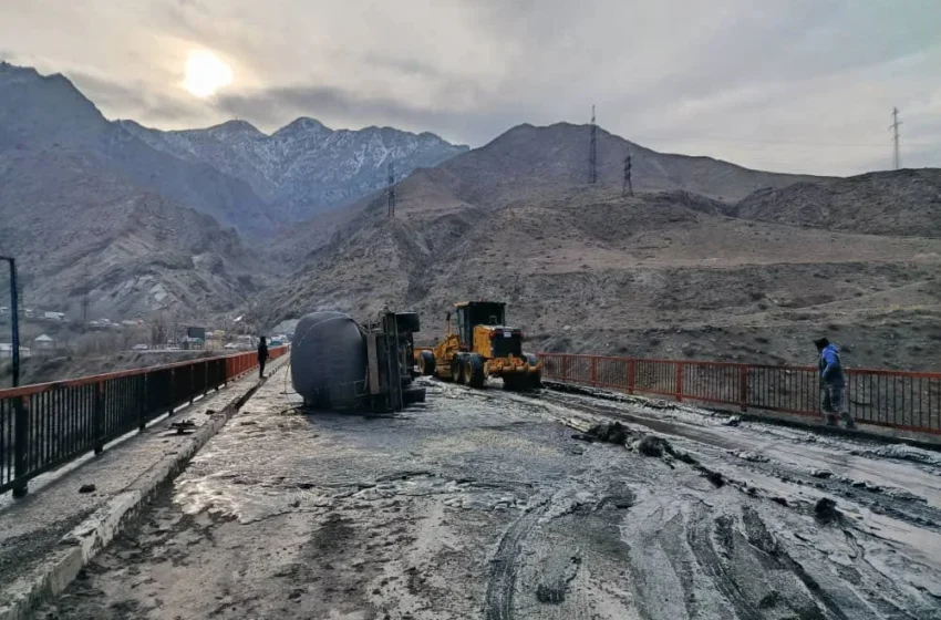  Бишкек – Ош жолунда мазут ташыган бензовоз оодарылып кетти