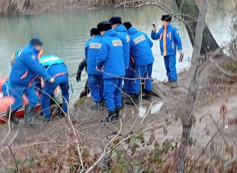  Бишкекте каналга түшүп кеткен “Тазалыктын” үч кызматкеринин тең сөөгү табылды