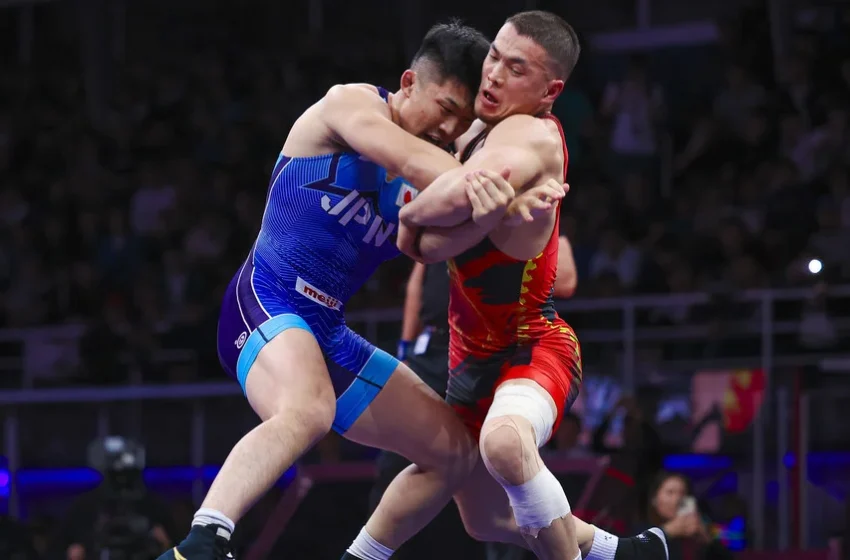  Акжол Махмудов победил олимпийского чемпиона Нао Кусакану