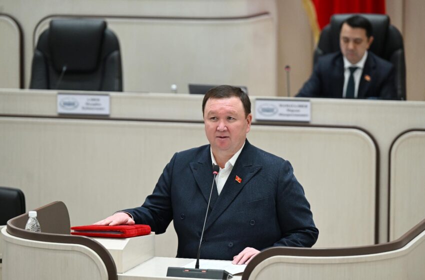  Депутат Мирлан Жээнчороев принес присягу в Жогорку Кенеше