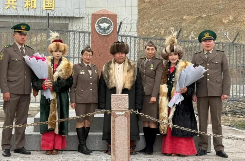  Кытайдан атчан келе жаткан кыздарды чек арачылар “Торугарт” бекетинен тосуп алышты
