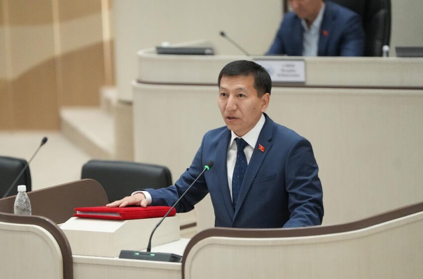  Жогорку Кеңеште депутат Максат Алымбеков ант берди