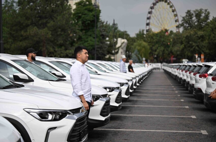  Больницам Кыргызстана передали ключи от 100 новых автомобилей